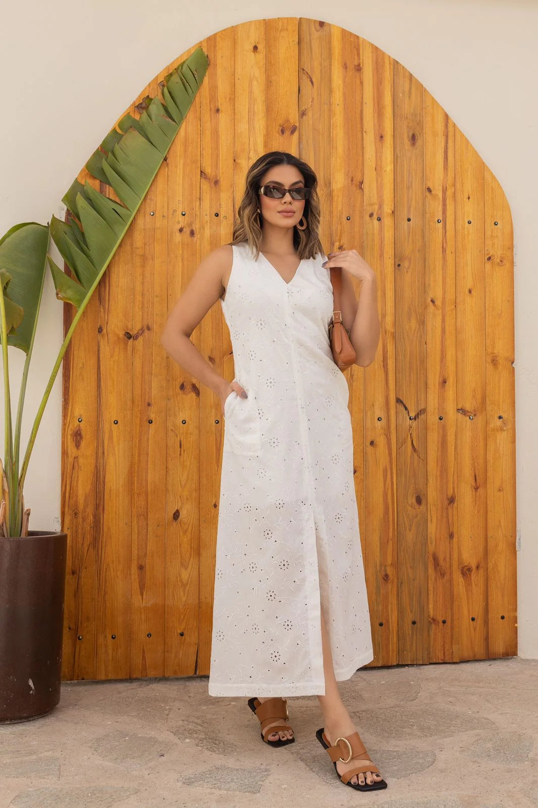 O Vestido OFF WHITE Seraphine é a escolha perfeita para quem deseja unir elegância e modernidade. Confeccionado em lese de algodão, este vestido apresenta um decote em V e uma fenda frontal, proporcionando um visual sofisticado e cheio de estilo.