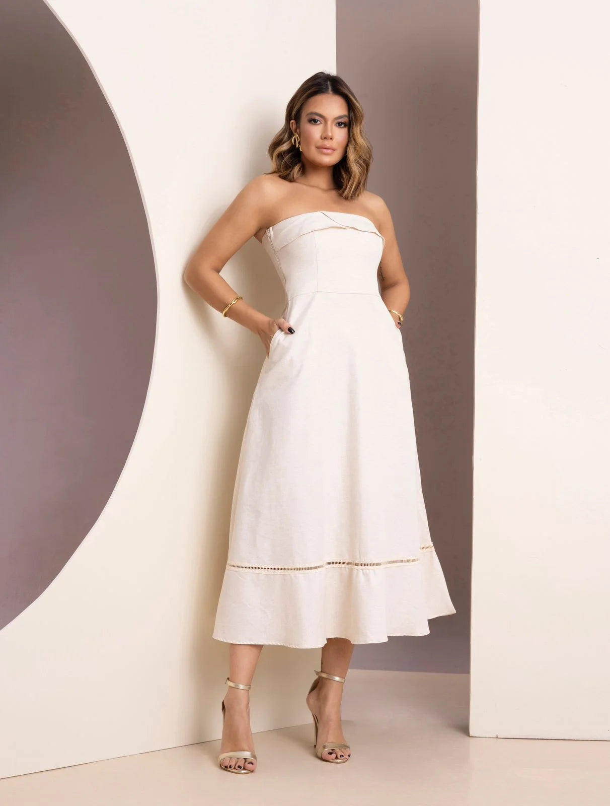 O Vestido Midi de Linho Bege - Wendy é a escolha perfeita para quem busca um look moderno e sofisticado. Feito com linho de alta qualidade e projetado para oferecer versatilidade e conforto, este vestido destaca-se por suas alças removíveis e detalhes elegantes. Ideal para diversas ocasiões, do dia a dia a eventos especiais.